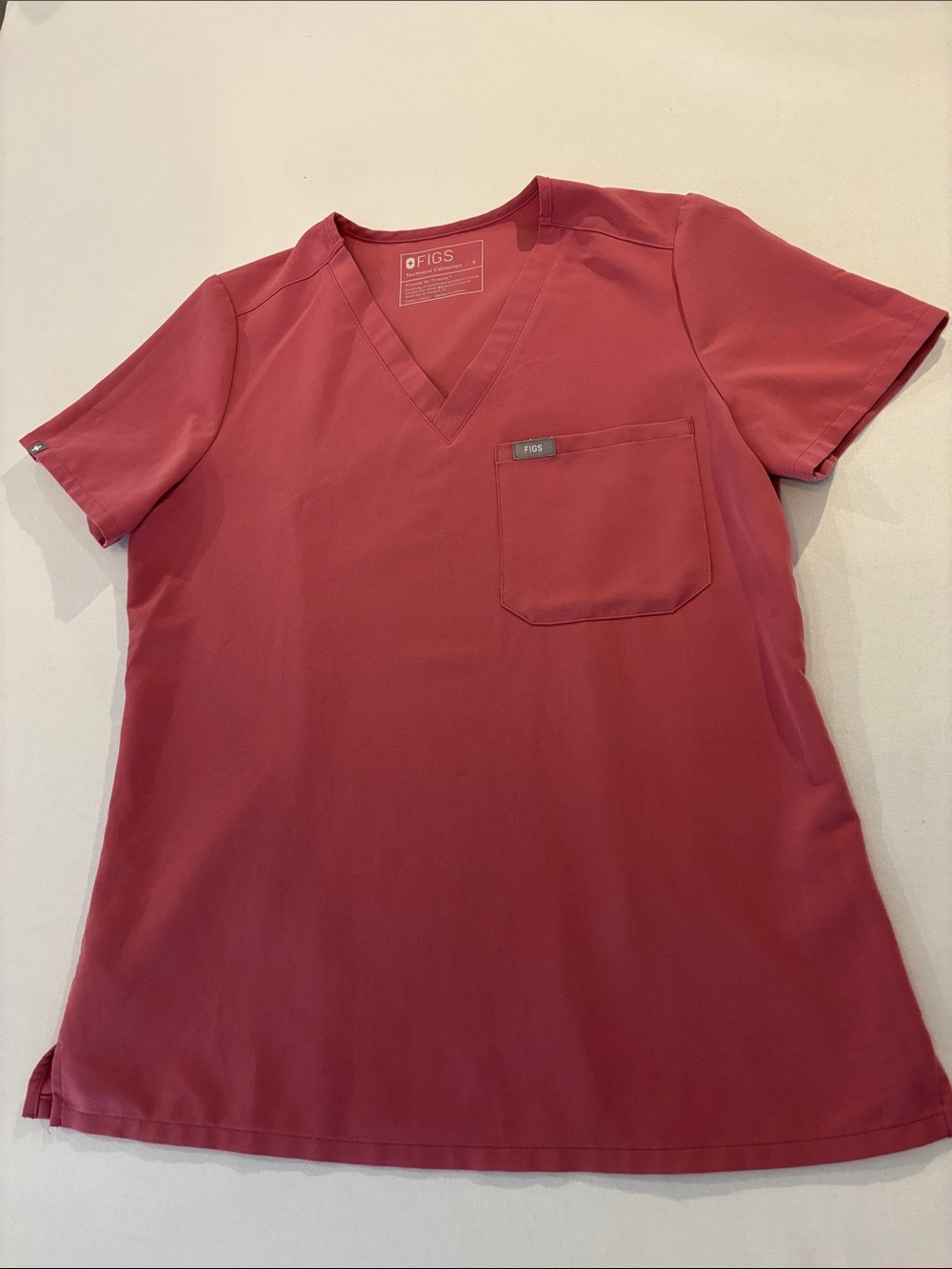 FIGS Technical Collection V-Neck Front Pocket Medical Scrub Top in Dusty Rose. S